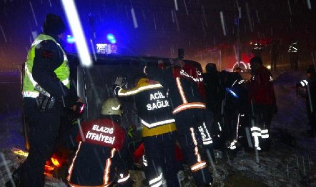 Karlı yolda takla atan minibüste sıkıştı, güçlükle kurtarıldı