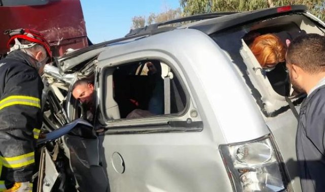 Karşı şeride geçen TIR, iki araca çarptı: 1 ölü, 2 yaralı