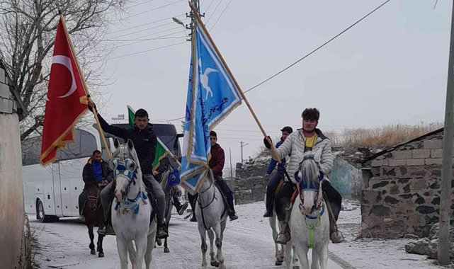 Karslı turistleri ciritçiler atlarla karşılıyor