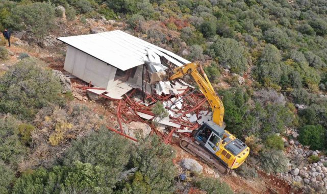 Kaş'ta 5 kaçak yapı yıkıldı