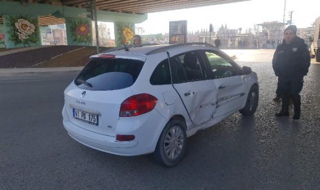 Kavşakta 2 otomobilin çarpıştığı kazada 4 kişi yaralandı