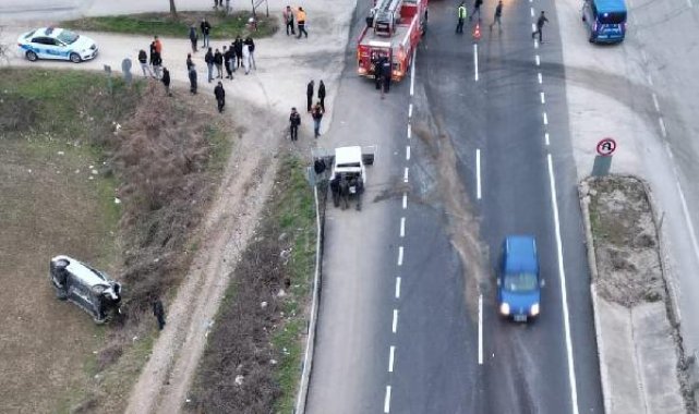 Kavşaktaki kazada otomobilin motor kısmı yola fırladı: 3 yaralı