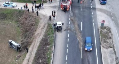 Kavşaktaki kazada otomobilin motor kısmı yola fırladı: 3 yaralı