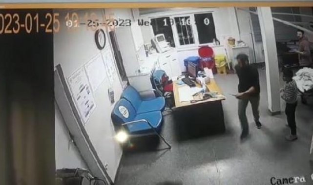 Kayınvalideleri ölen damatlardan sağlık çalışanlarına bıçaklı saldırı girişimi kamerada