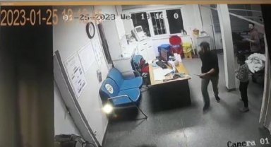 Kayınvalideleri ölen damatlardan sağlık çalışanlarına bıçaklı saldırı girişimi kamerada