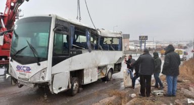 Kayseri'de işçi servis midibüsü devrildi: 3'ü ağır, 25 yaralı