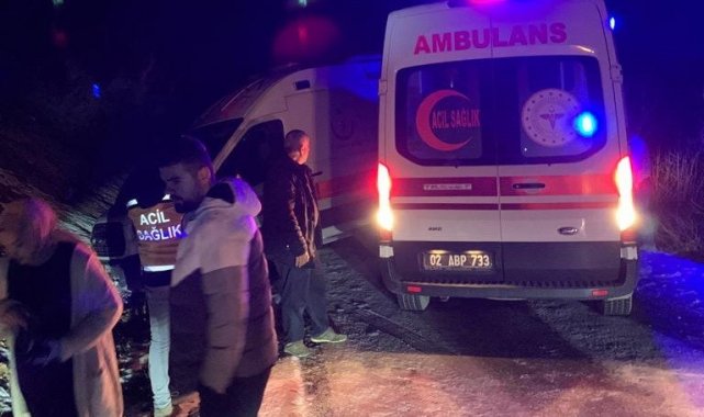 Kaza yerine giden iki ambulans buzlanma nedeniyle yoldan çıktı