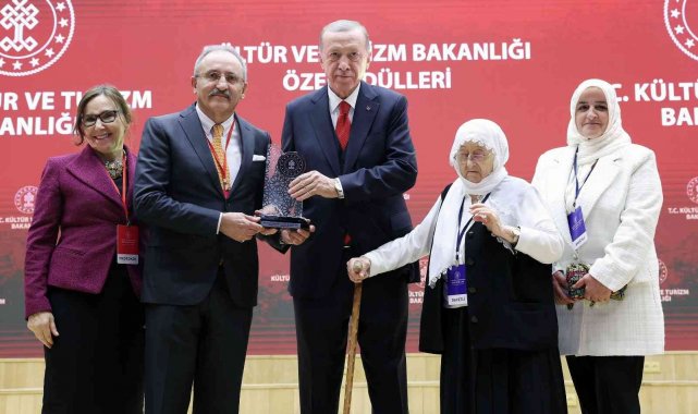 Kenan Yavuz, ödülünü Cumhurbaşkanı Erdoğan'ın elinden aldı