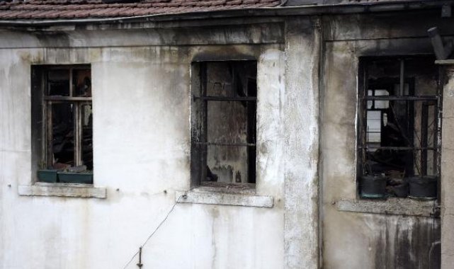 Kilise lojmanında çıkan yangında oluşan hasar gündüz görüntülendi