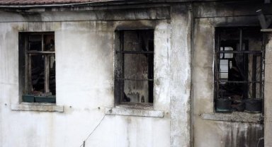 Kilise lojmanında çıkan yangında oluşan hasar gündüz görüntülendi