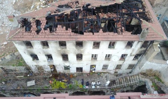 Kilise lojmanında çıkan yangında oluşan hasar havadan görüntülendi