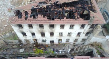 Kilise lojmanında çıkan yangında oluşan hasar havadan görüntülendi