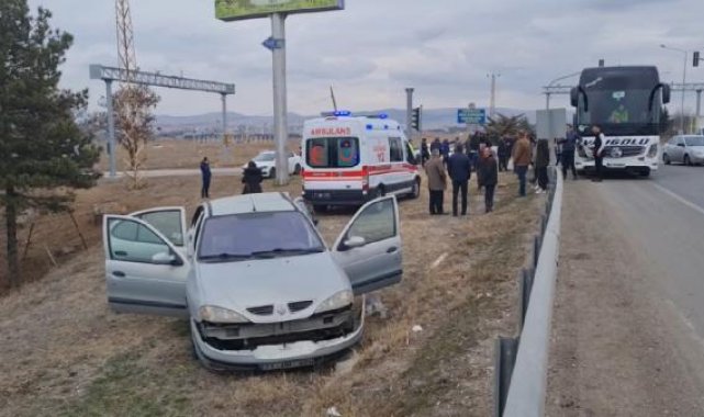 Kırıkkale'de yolcu otobüsü, otomobile çarptı: 3 yaralı