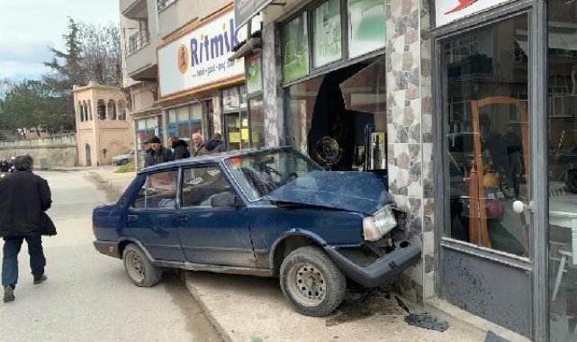 Kontrolden çıkan otomobil, iş yerinin camekanına çarptı: 2 yaralı