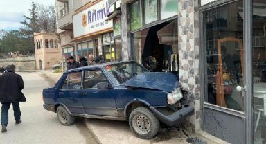 Kontrolden çıkan otomobil, iş yerinin camekanına çarptı: 2 yaralı