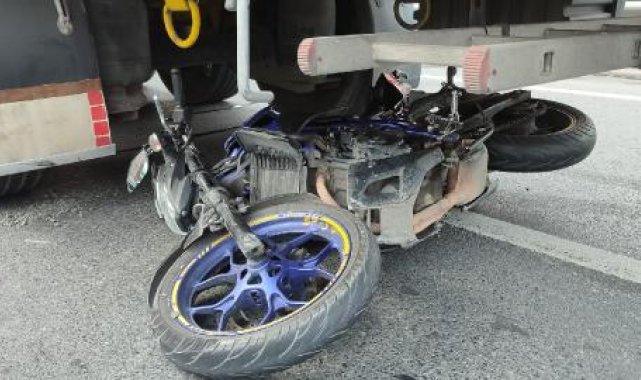 Küçükçekmece'de TIR'a çarpan motosikletteki iki kişi yaralandı