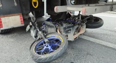 Küçükçekmece'de TIR'a çarpan motosikletteki iki kişi yaralandı