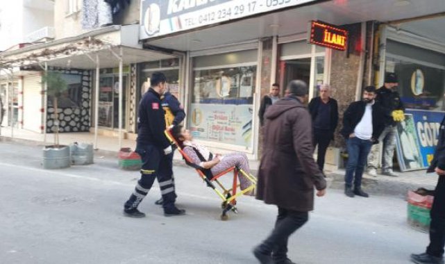 Kumar borcu yüzünden tartıştığı eşini çocuklarının gözü önünde bıçakladı