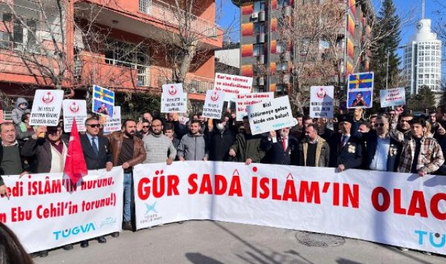 Kur'an-ı Kerim yakılması, İsveç Büyükelçiliği önünde protesto edildi