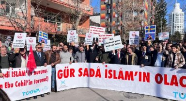 Kur'an-ı Kerim yakılması, İsveç Büyükelçiliği önünde protesto edildi