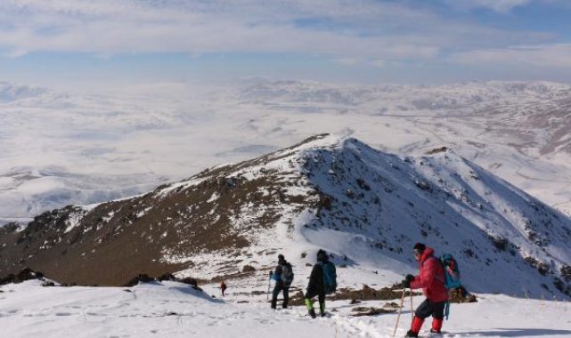 Kuraklık, Hayal Dağı'na zirve tırmanışı yapan dağcıların fotoğraflarında