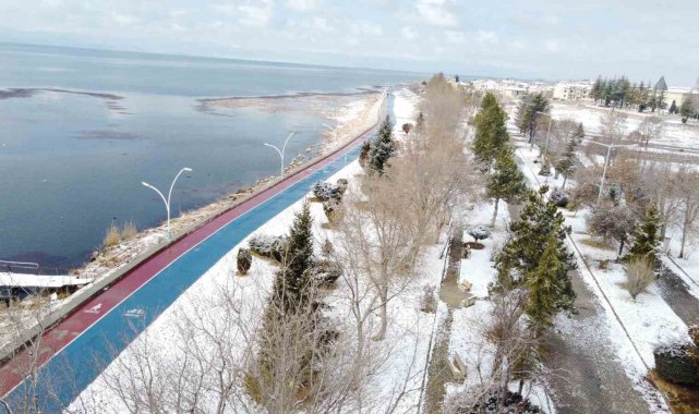 Kuraklık tehlikesiyle karşı karşıya olan Beyşehir Gölü'ne kar yağışı umut oldu