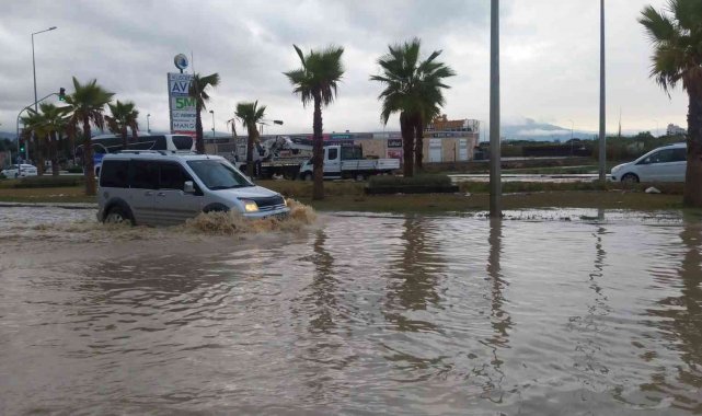 Kuşadası'nda sağanak yağış etkili oldu