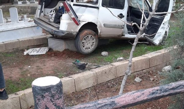 Lastiği patlayan araç mezarlığa uçtu: 1 yaralı
