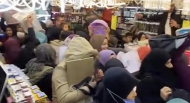 Mağaza açılışına özel indirimde izdiham; kadınlar birbirini ezdi