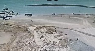 Malatya'da halk otobüsü, baraj gölüne devrildi: 4 yaralı