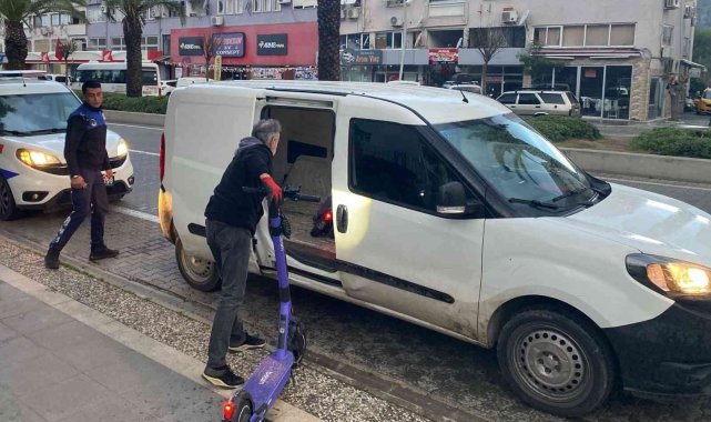 Marmaris'te uygunsuz park edilen skuterler toplatıldı