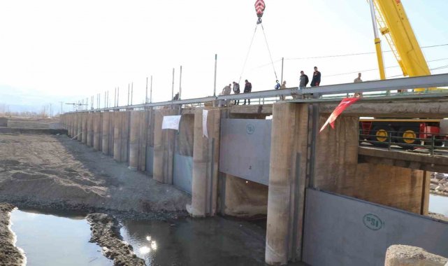 Mertekli Regülatöründe yenileme çalışmaları sonrasında yapımı tamamlanan kapaklar indirildi
