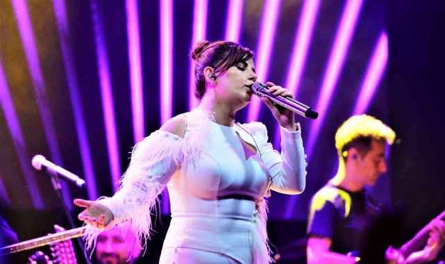 Merve Özbey'den Bursa'da arabesk gecesi