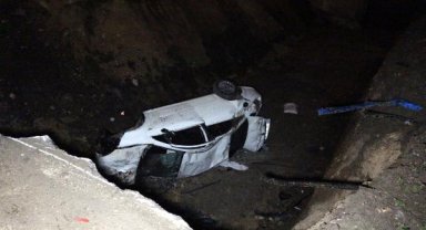 Metro inşaatı nedeniyle kazılan çukura düşen otomobilin sürücüsü yaralandı