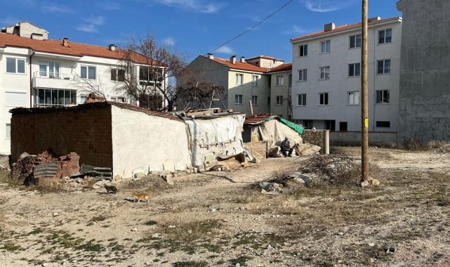 Metruk ev mahalleliyi tedirgin ediyor