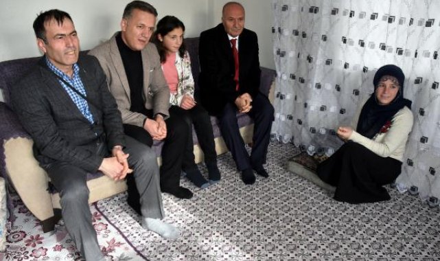 Milli Eğitim Müdürü, 13 yaşındaki Emsal ile 35 yaşındaki annesini yeniden okula kazandırdı