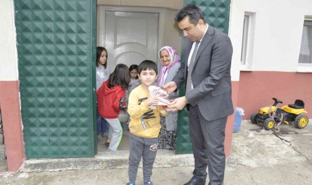 Milli Eğitim Müdürü Gümüş öğrencilere kitap hediye etti