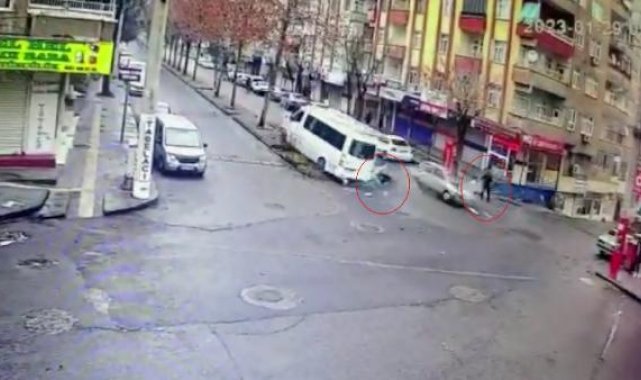 Minibüsün çarptığı otomobilden savrulup, aracının altında kaldı; o anlar kamerada