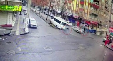 Minibüsün çarptığı otomobilden savrulup, aracının altında kaldı; o anlar kamerada
