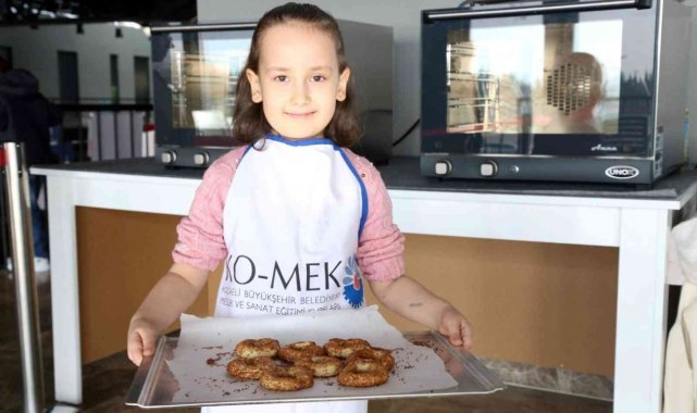 Minikler mutfağa girdi, kandil simidi yaptı