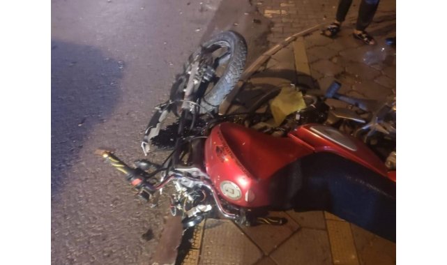 Motosiklet aydınlatma direğine çarptı: 1 yaralı