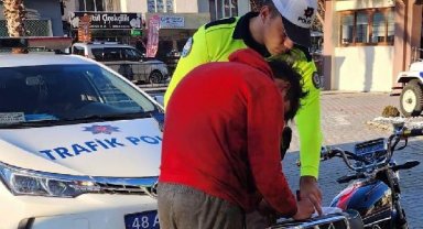 Motosikleti yüzüstü yatarak kullanan kasksız sürücüye 5 bin 451 lira ceza