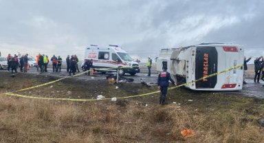 Niğde'de 2 tur midibüsü devrildi, müdahaleye giden itfaiye kaza yaptı: 1 ölü, 47 yaralı – Yeniden