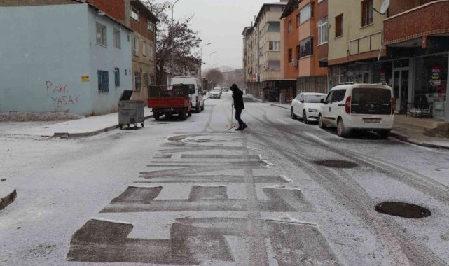 Oltu ilçe merkezine yılın ilk karı yağmaya başladı