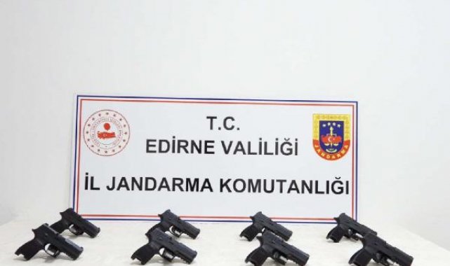 Otomobilde ruhsatsız 8 tabanca ele geçirildi