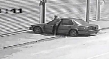 Otomobilden hırsızlık yapan şüpheli, site bekçisine kendi aracını ittirdi