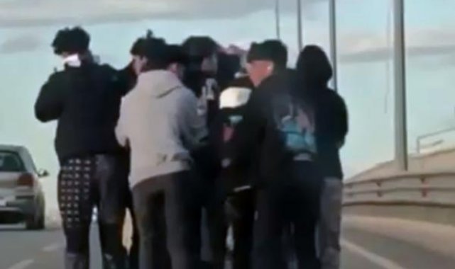 Otomobilin arkasına tutunan 7 patenlinin tehlikeli yolculuğu
