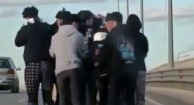 Otomobilin arkasına tutunan 7 patenlinin tehlikeli yolculuğu