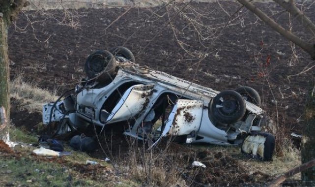 Otomobilin çarptığı hafif ticari araç şarampole yuvarlandı: 3 yaralı