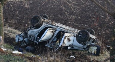 Otomobilin çarptığı hafif ticari araç şarampole yuvarlandı: 3 yaralı